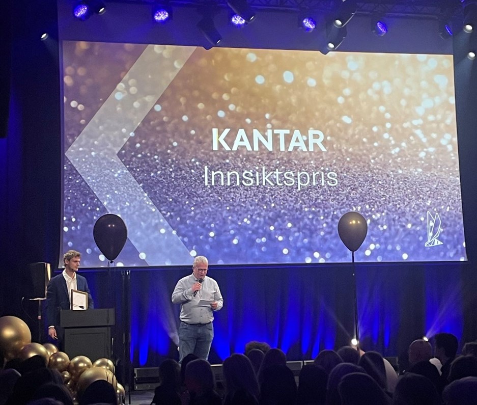 Finn Olav Sveinall deler ut Kantar Innsiktspris
