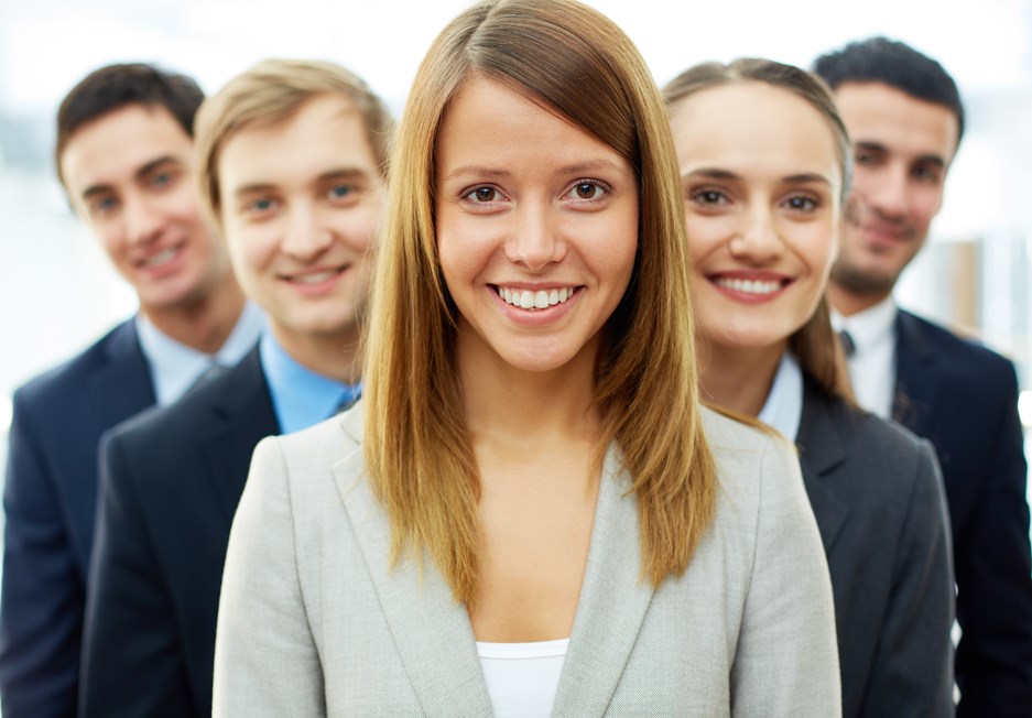 shutterstock_125338172-fornøyd ansatt med teamet sittshutterstock_125338172-fornøyd ansatt med teamet sitt